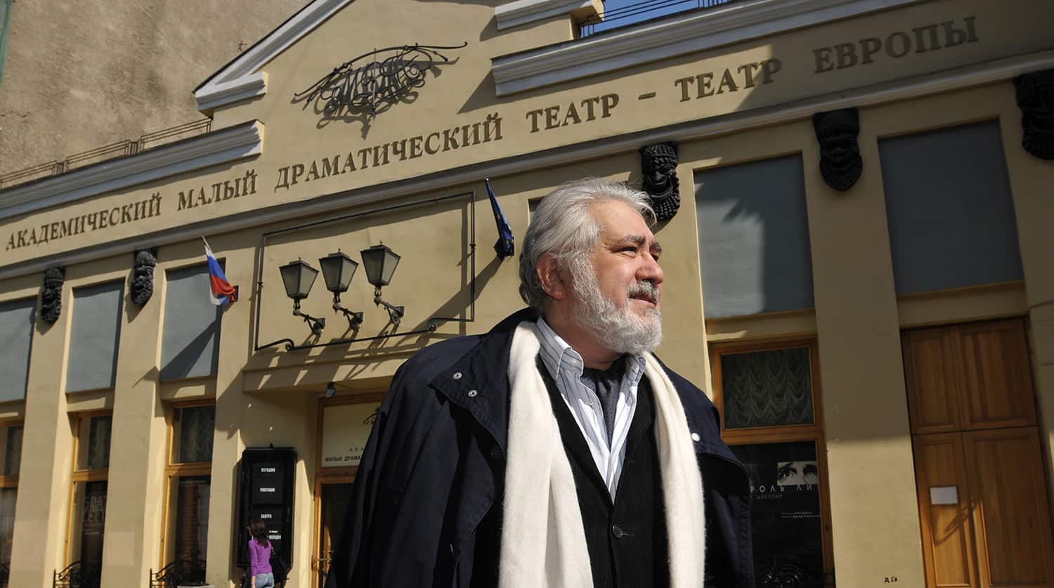 ITAR-TASS 47: ST PETERSBURG, RUSSIA. MAY 12, 2009. Theatre director Lev Dodin outside Maly Drama Theatre (MDT) - Theatre of Europe. On May 12, Dodin is going to celebrate his 65th birthday. (Photo ITAR-TASS / Yuri Belinsky) 47. Россия. Санкт-Петербург. 12 мая. Режиссер Лев Додин у здания Малого драматического театра (МДТ) – Театра Европы. Фото ИТАР-ТАСС/ Юрий Белинский