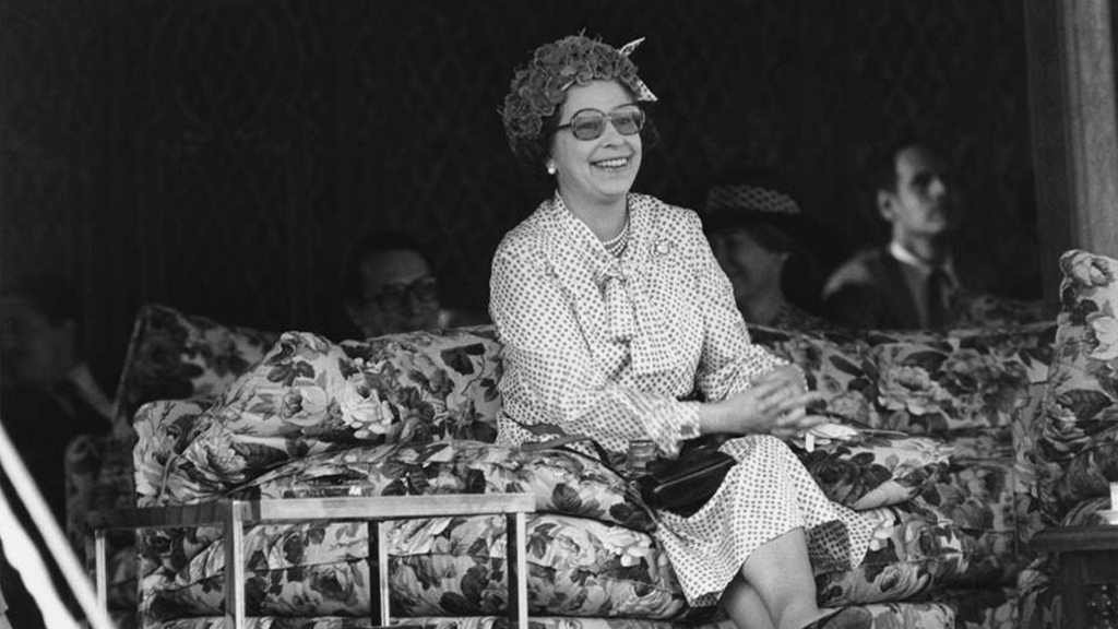 Елизавета II любила шляпки необычных фасонов (Марокко, 1980 год)