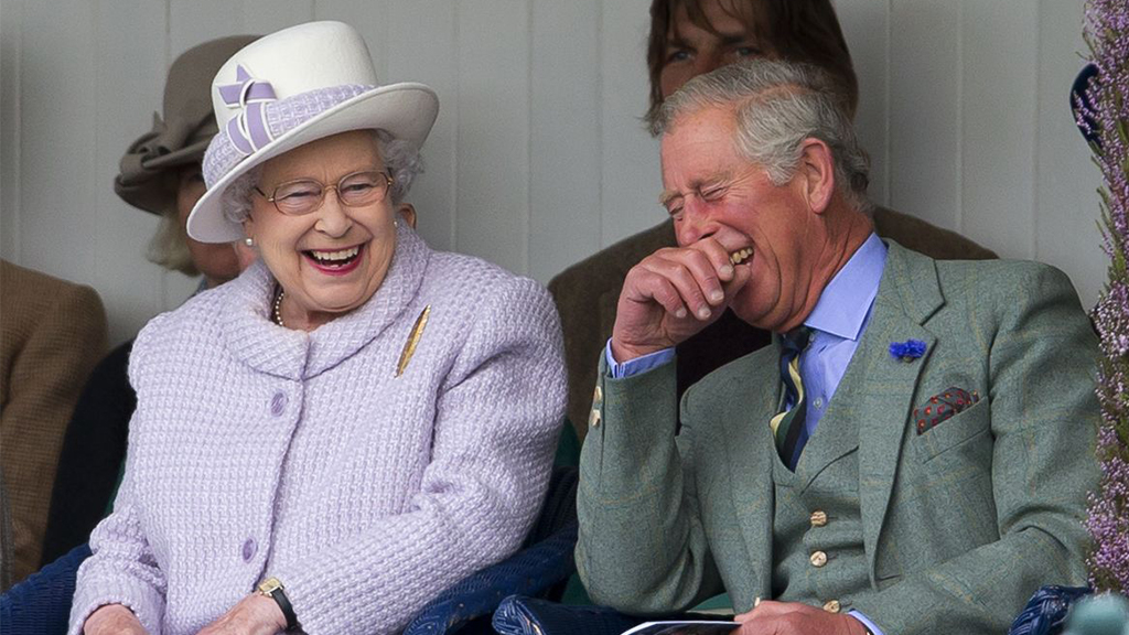 Елизавета II с принцем Чарльзом на Braemar Highland Gathering в Шотландии (2012 год). Фото: Getty Images