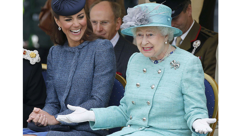 Елизавета II и Кейт Миддлтон на мероприятии в Ноттингеме (2012 год). Фото: Getty Images