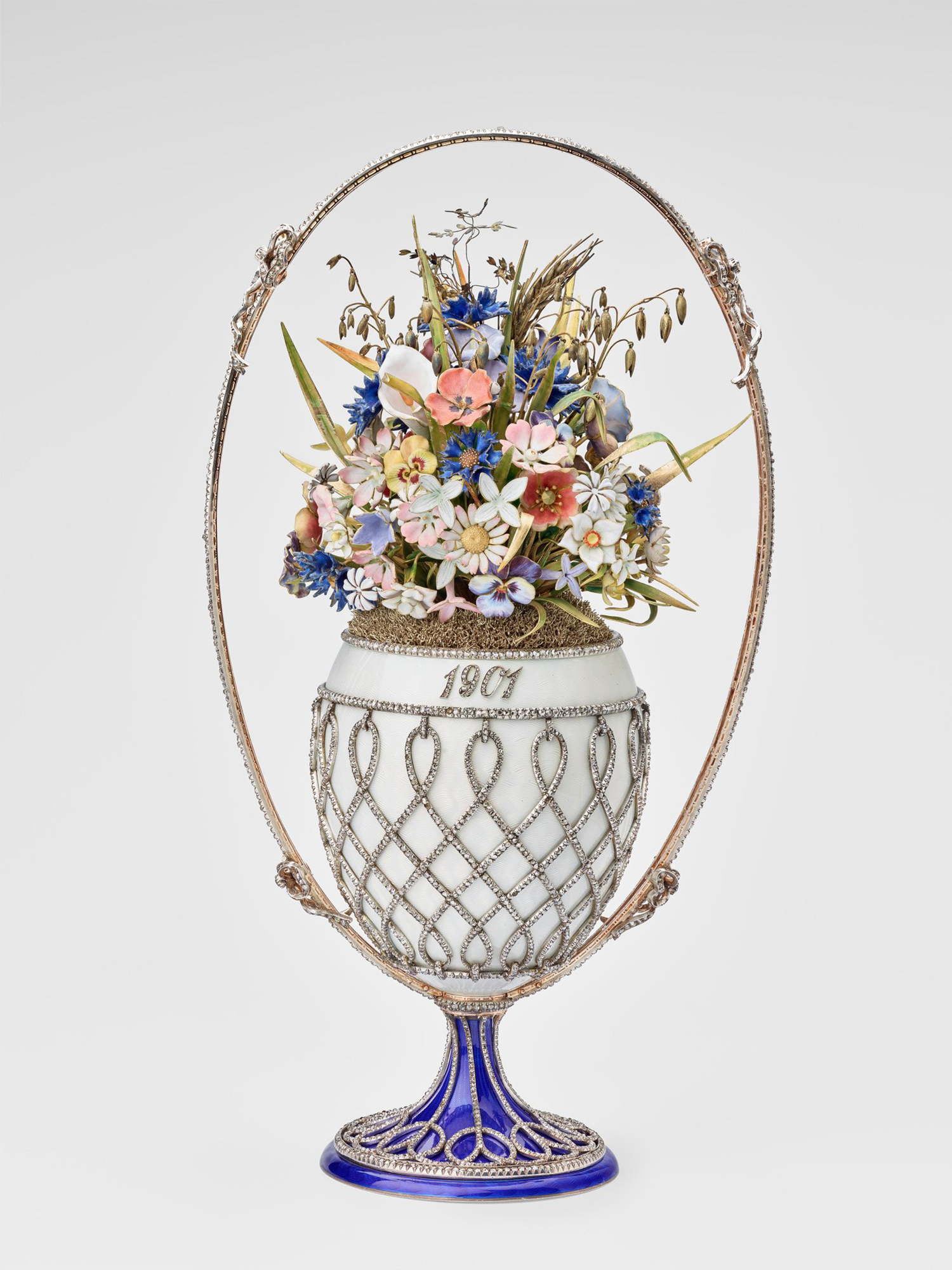 Императорское пасхальное яйцо «Корзинка цветов» (1901). Фото: Royal Collection Trust
