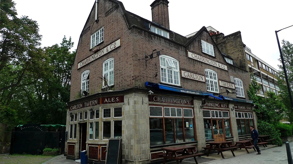 Паб Carlton Tavern до сноса. Фото: Ewan Munro