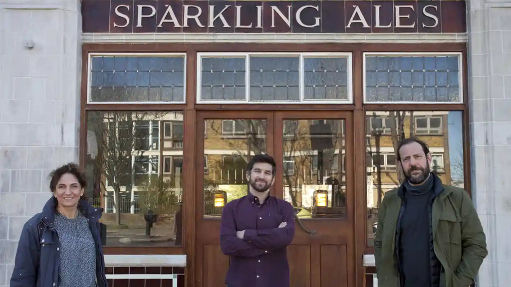 Лидер кампании по спасению паба Полли Робертсон с новыми владельцами заведения Томом Рисом и Беном Мартином. Фото: Sophia Evans/The Observer