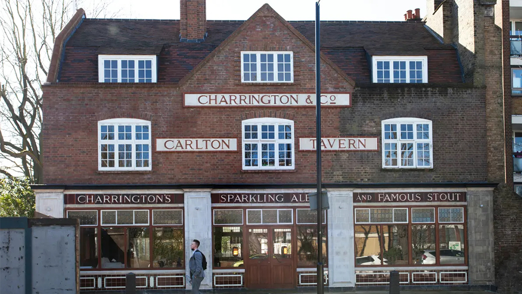 Паб Carlton Tavern после того, как его построили заново. Фото: Sophia Evans/The Observer