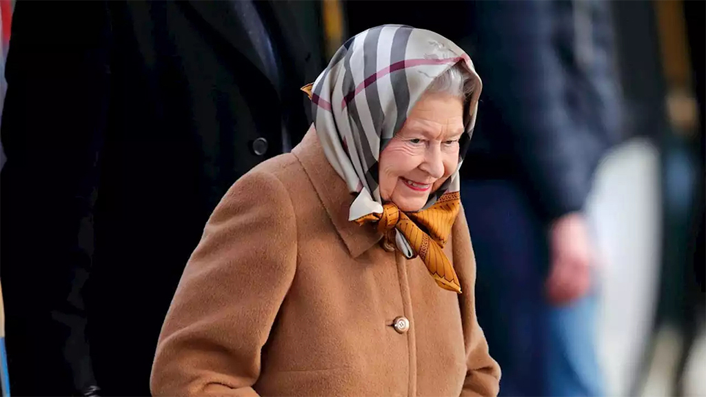 Также Елизавета II поддерживает британские бренды – здесь она в платке Burberry