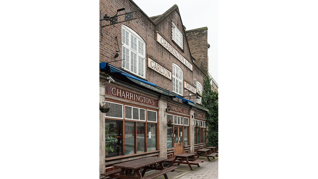 Паб Carlton Tavern до сноса. Фото: Derek Kendall/Historic England